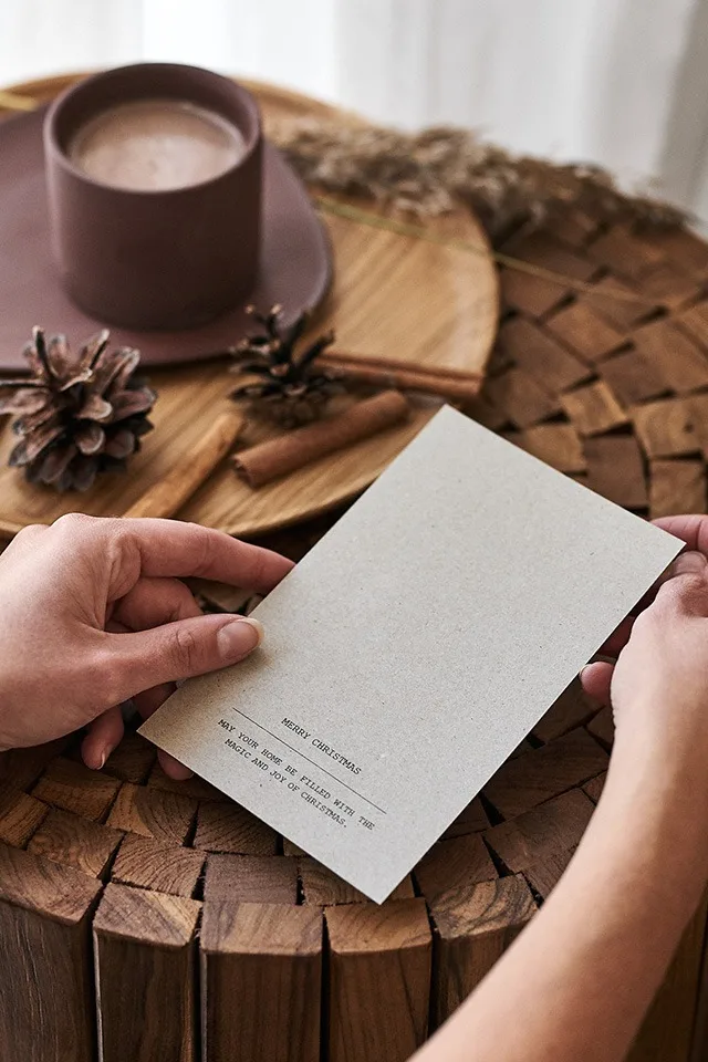 Oma joulukortti valmistetaan hienommalle paperille. 