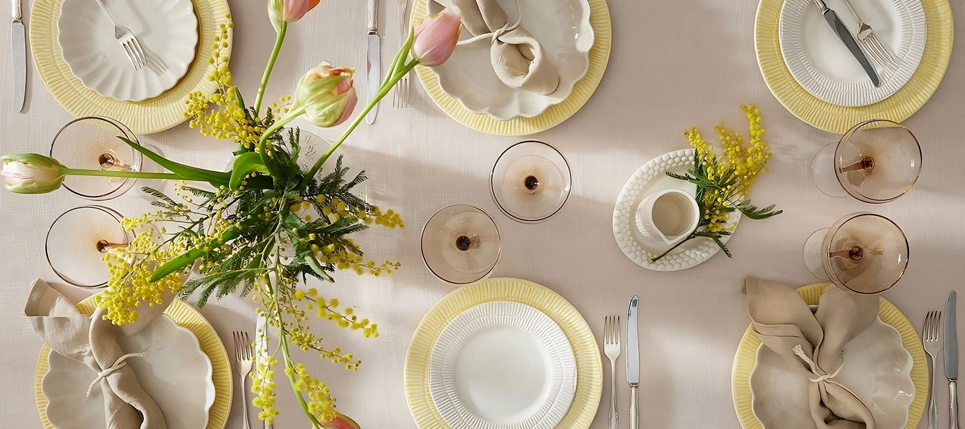 Värikäs pääsiäispöydän koristelu, joka koostuu Mateuksen Stripes-levyistä, Byonin laseista ja Scandi Livingin lautasliinoista.