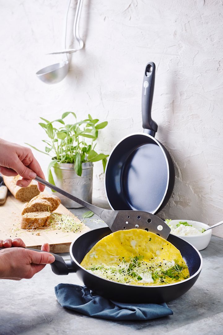 Omeletti valmistetaan GreenPanin tarttumattomalla pinnoitteella varustetussa Torino-pannusetissä.