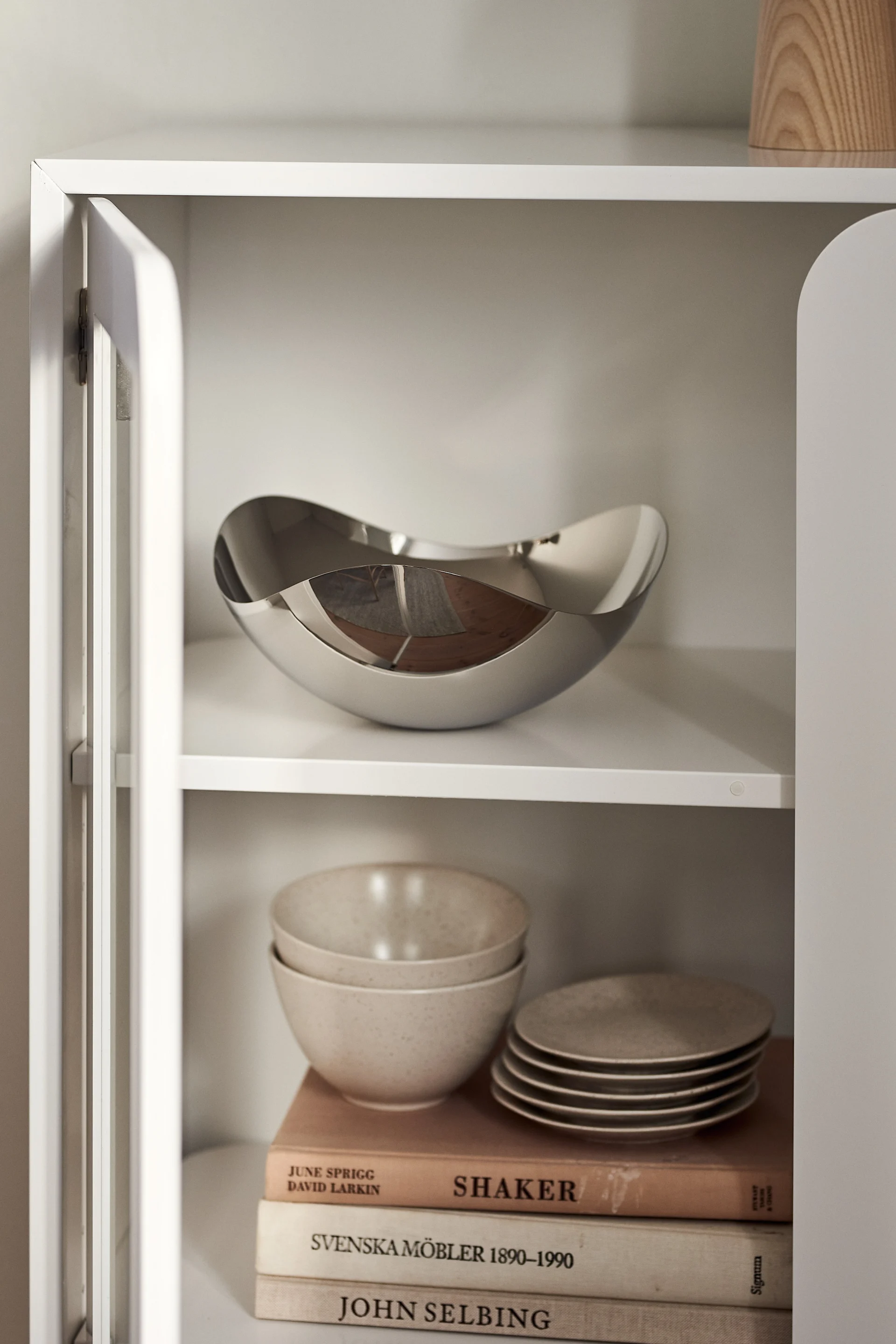 Bloom-tarjoilukulho, joka on esillä lasikaapissa, on täydellinen vuosipäivälahjaidea pariskunnille, jotka rakastavat taiteen esillepanoa kodeissaan.