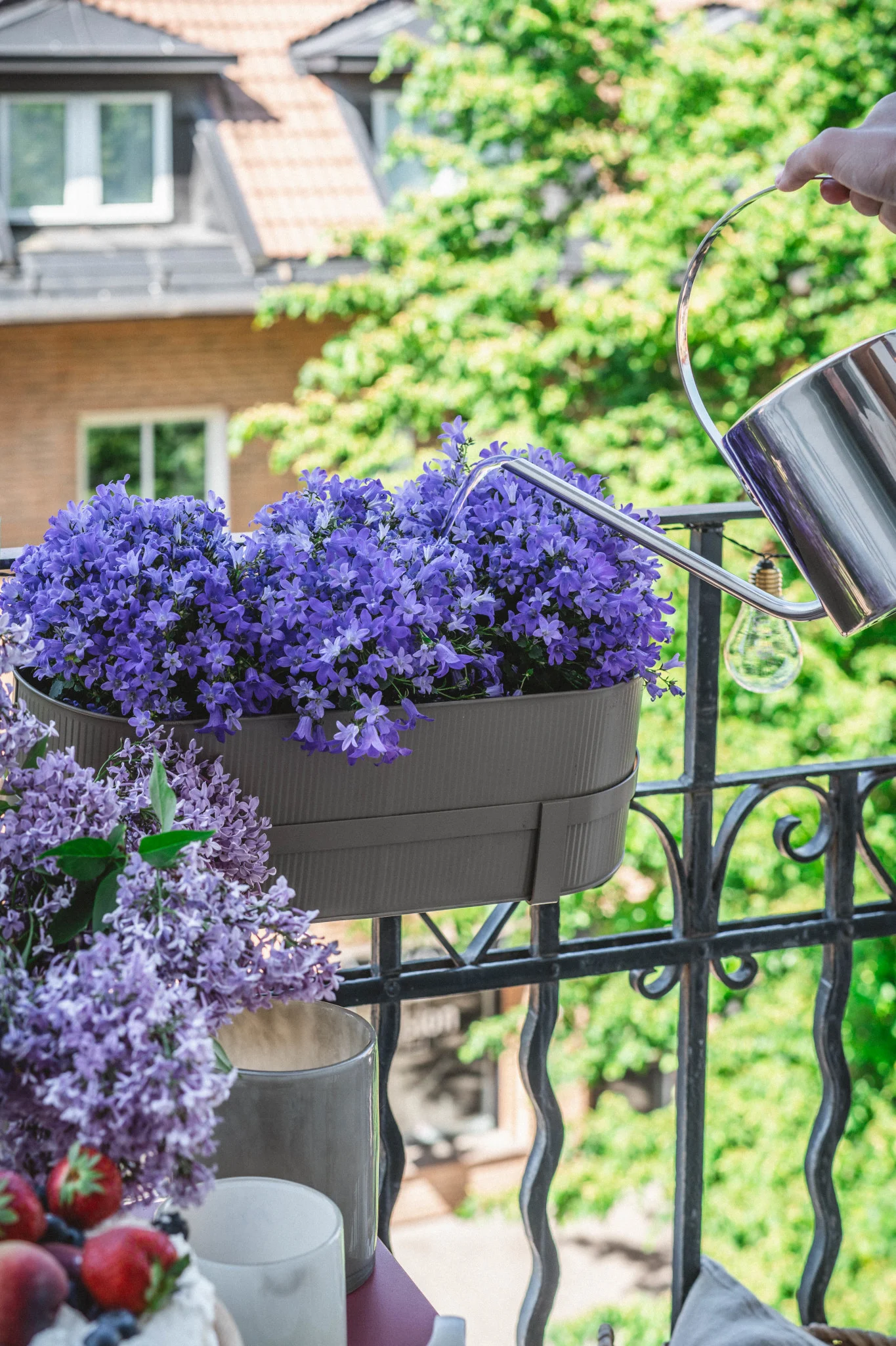 Tässä näet Ferm Livingin beigen värisen Bau-kukkaruukun parvekekaiteella.