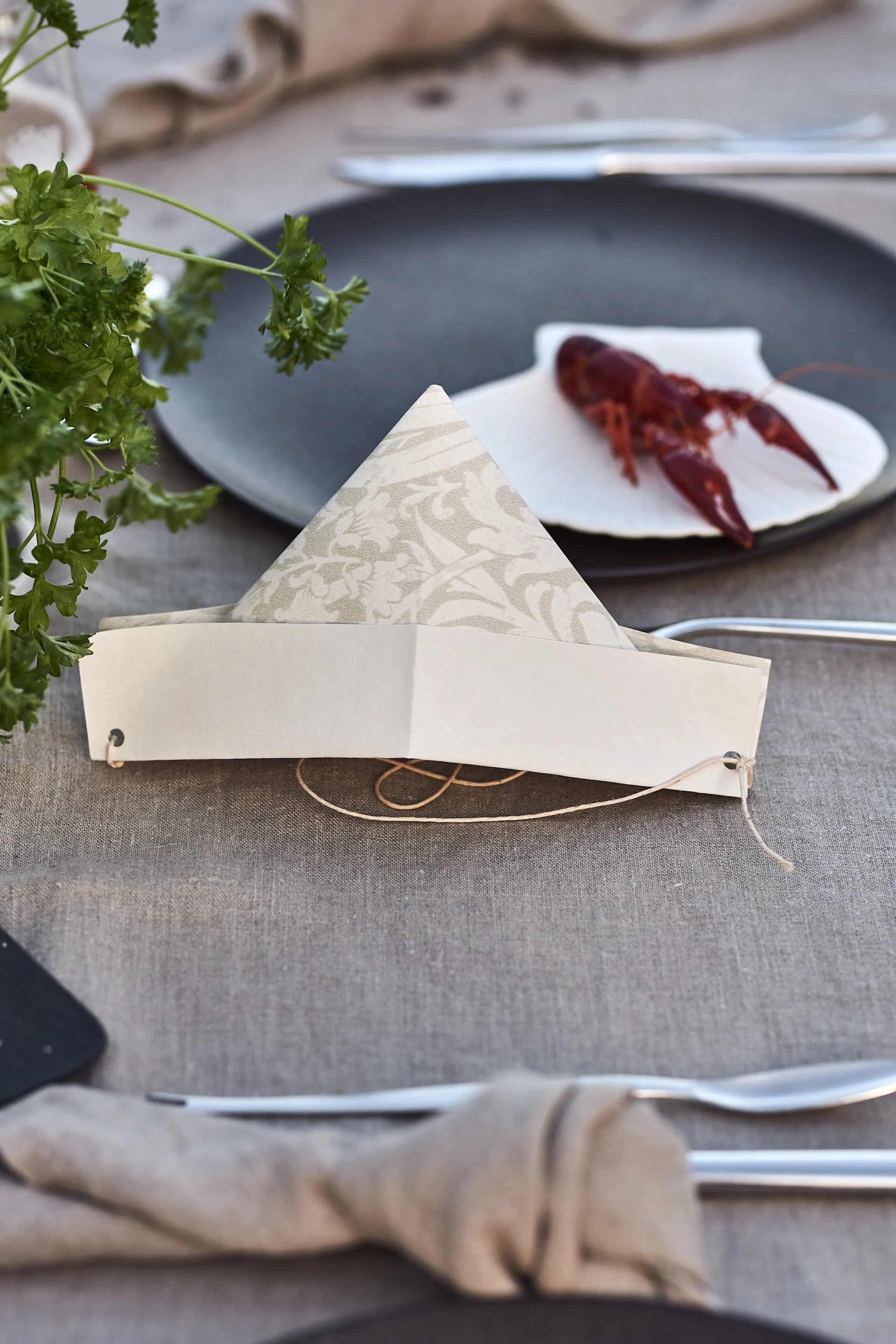 Järjestä ruotsalaiset rapujuhlat ja tee vieraille paperiset juhlahatut.