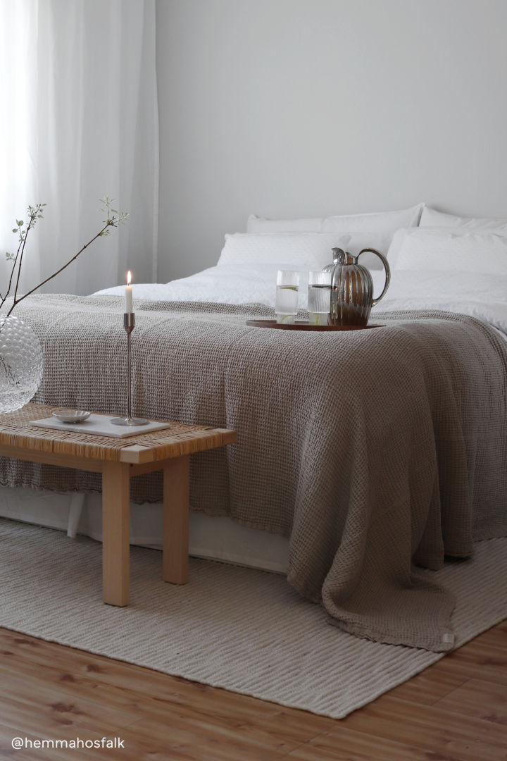 Valitse oikeanlainen matto - merkin Scandi Living valkoinen Pebble-villamatto antaa makuuhuoneellesi kodikkaan ja lämpimän tunnelman. Kuva: @hemmahosfalk