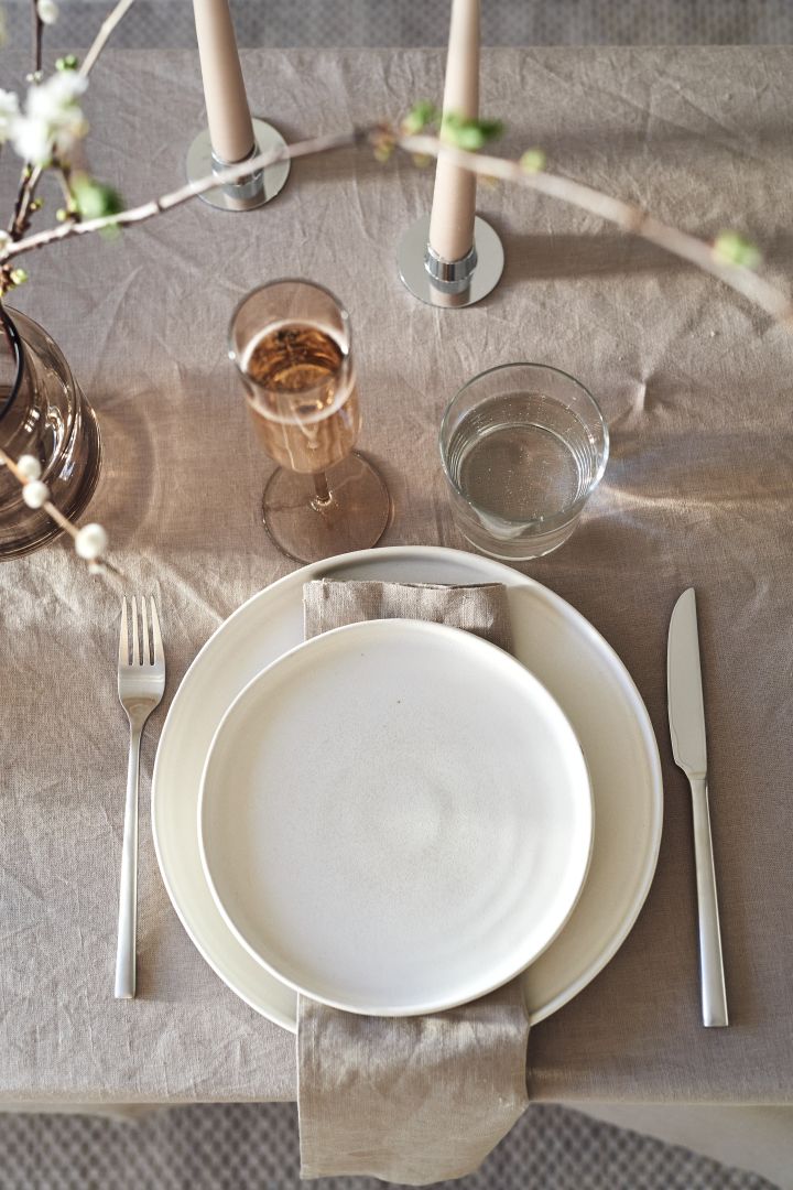 Merkin Scandi Living Sandsbro -mallisto on täydellinen yksinkertainen illallispalvelu tähän tyylikkääseen beigeen pöytäasetelmaan. 