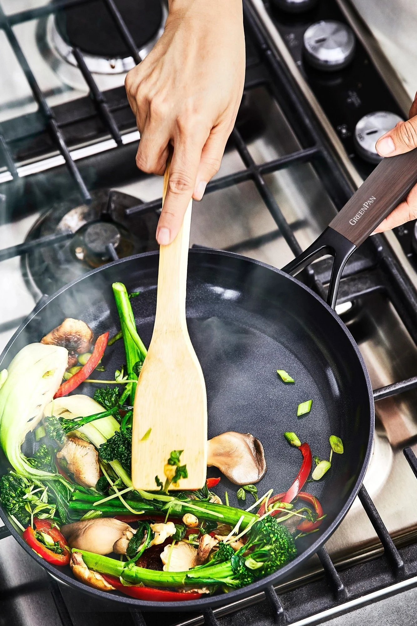 Aasialaiset vihannekset paistetaan GreenPanin Eco Smartshape -pannulla.