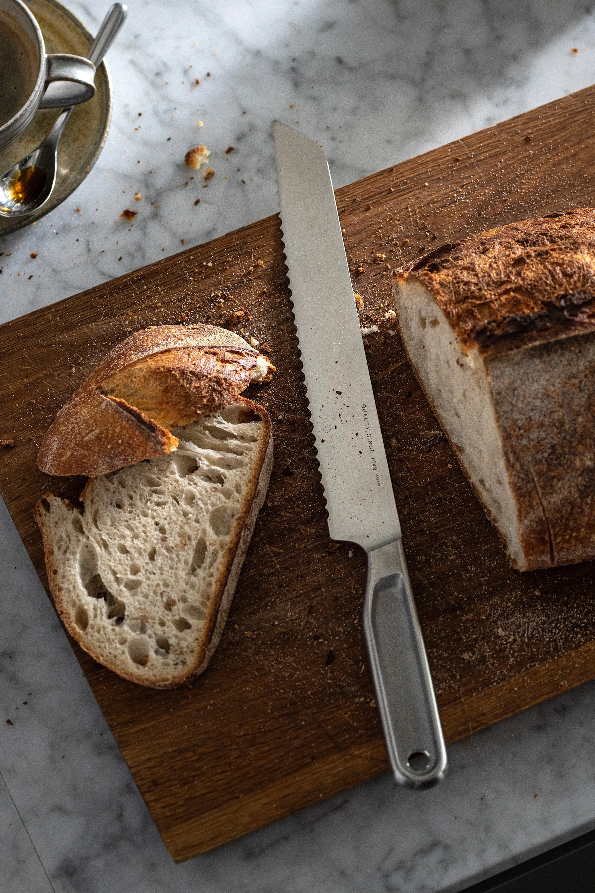 Fiskarsin All Steel -keittiöveitsiä voi käyttää moniin eri tarkoituksiin, kuten tässä kanelipullan tekemiseen, mikä tekee siitä loistavan isänpäivälahjan.