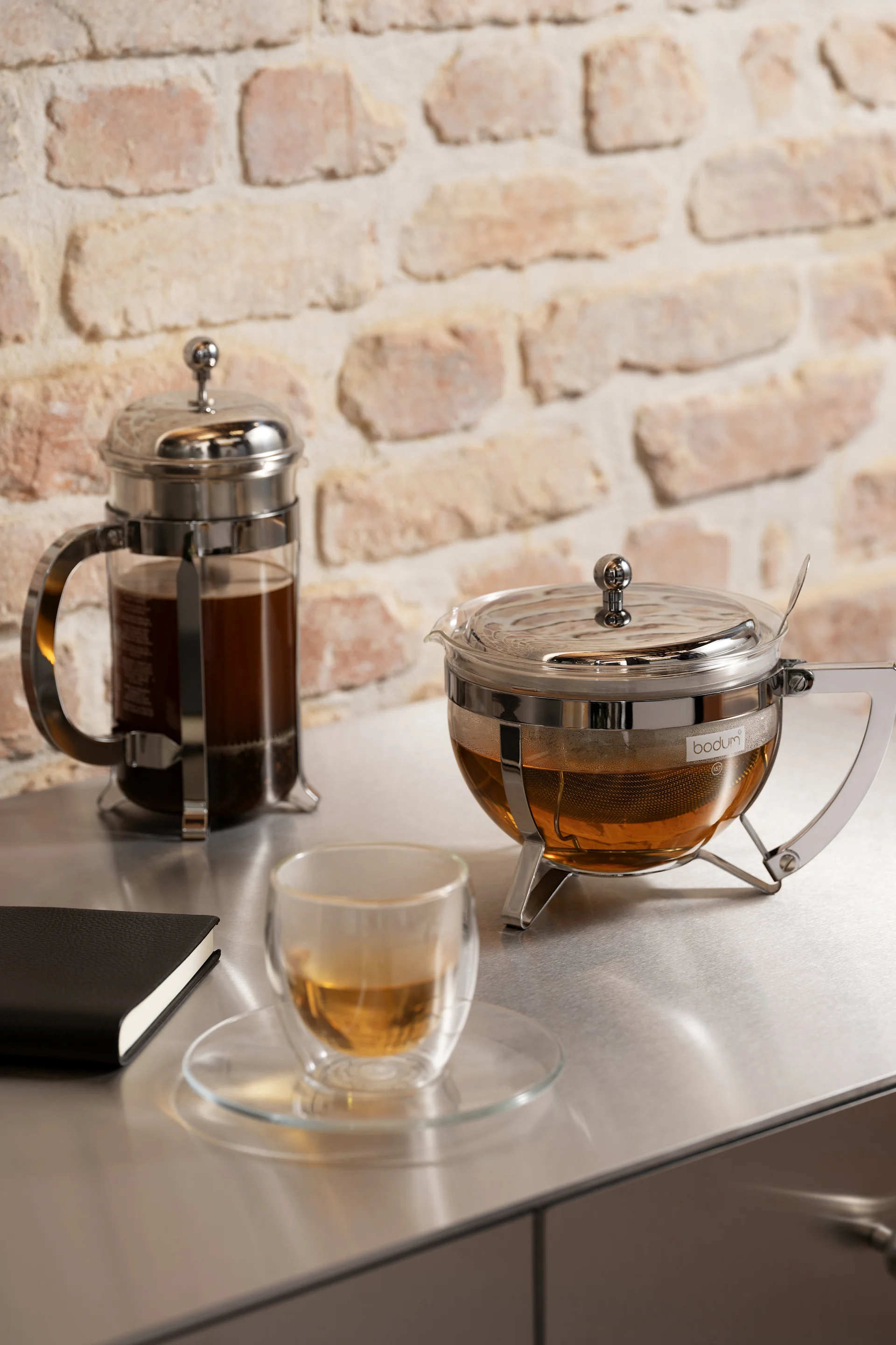 Ystävänpäivälahja: Tässä Bodumin Chambord-kokoelman ranskalainen kahvipannu ja teekannu sekä bistromuki teetä ovat keittiön pöydällä.