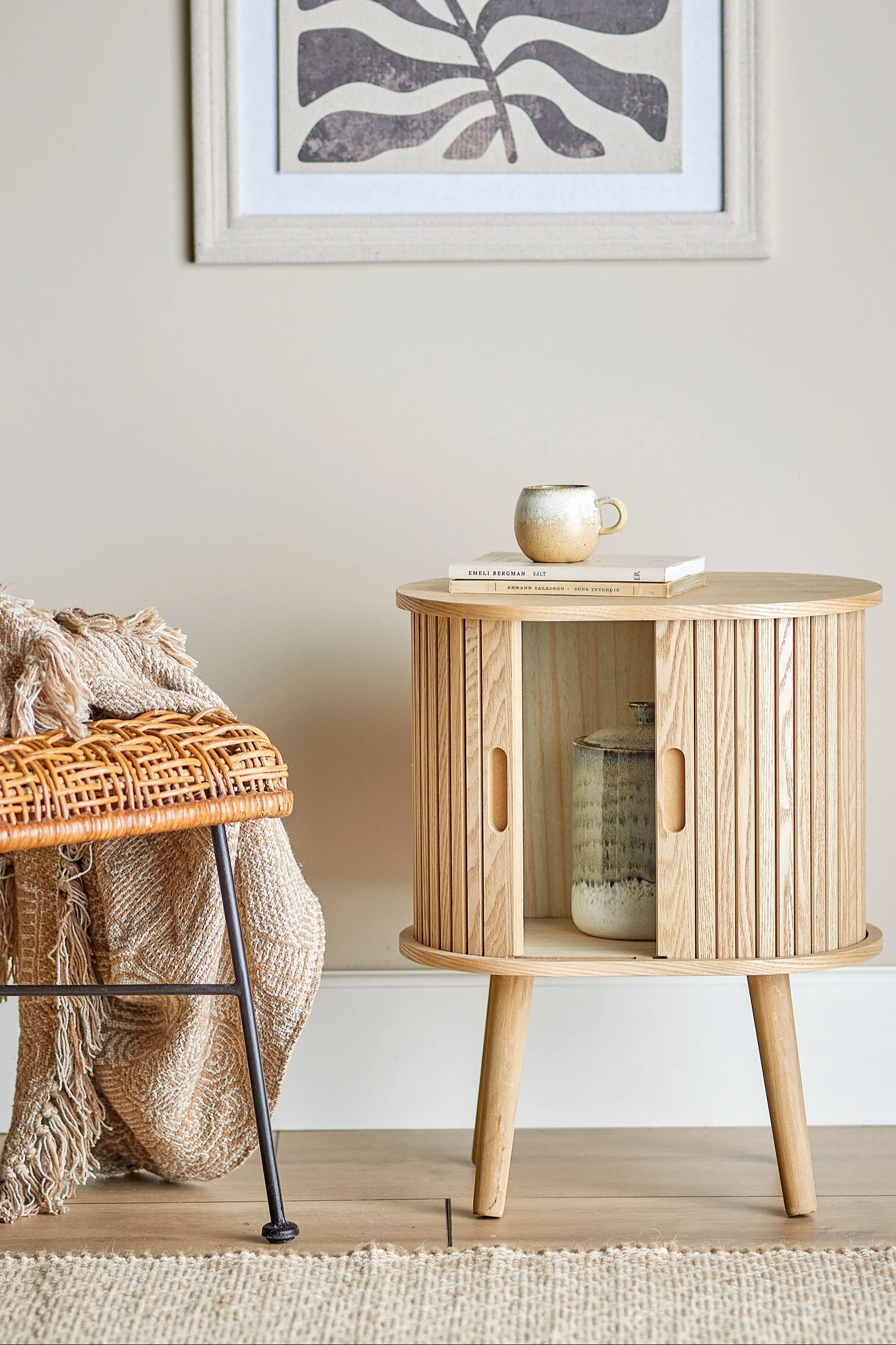 Bloomingvillen Salento-kaappi on muotoilunsa ansiosta täydellinen boho-sisustuselementti, ja se on tässä kuvassa olohuoneessa.