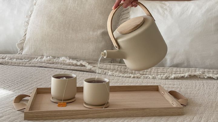 Feng Shui tarkoittaa myös rauhaa ja rentoutumista. Tässä @our_home_living kaataa Steltonin Theo-kannulla teetä kahteen Theo-kuppiin, jotka ovat tarjottimella sängyn päällä.