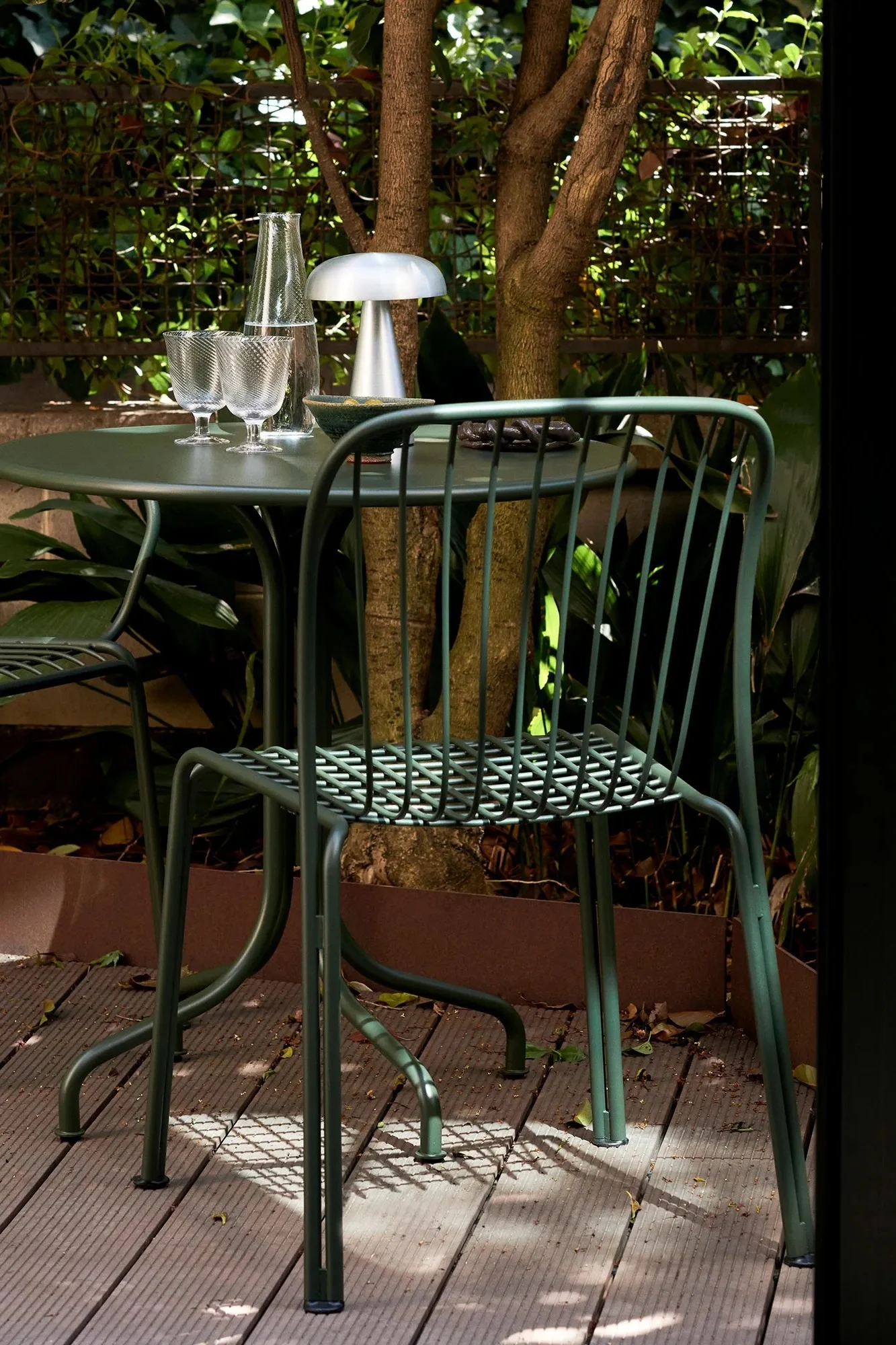Tässä näet &Traditionin Thorvald-tuolin, joka on ihanteellinen ulkokaluste pienelle parvekkeelle. Vihreä, lakatusta teräksestä valmistettu tuoli ei vie paljon tilaa, mutta on muotoilultaan sekä mukava että tyylikäs.