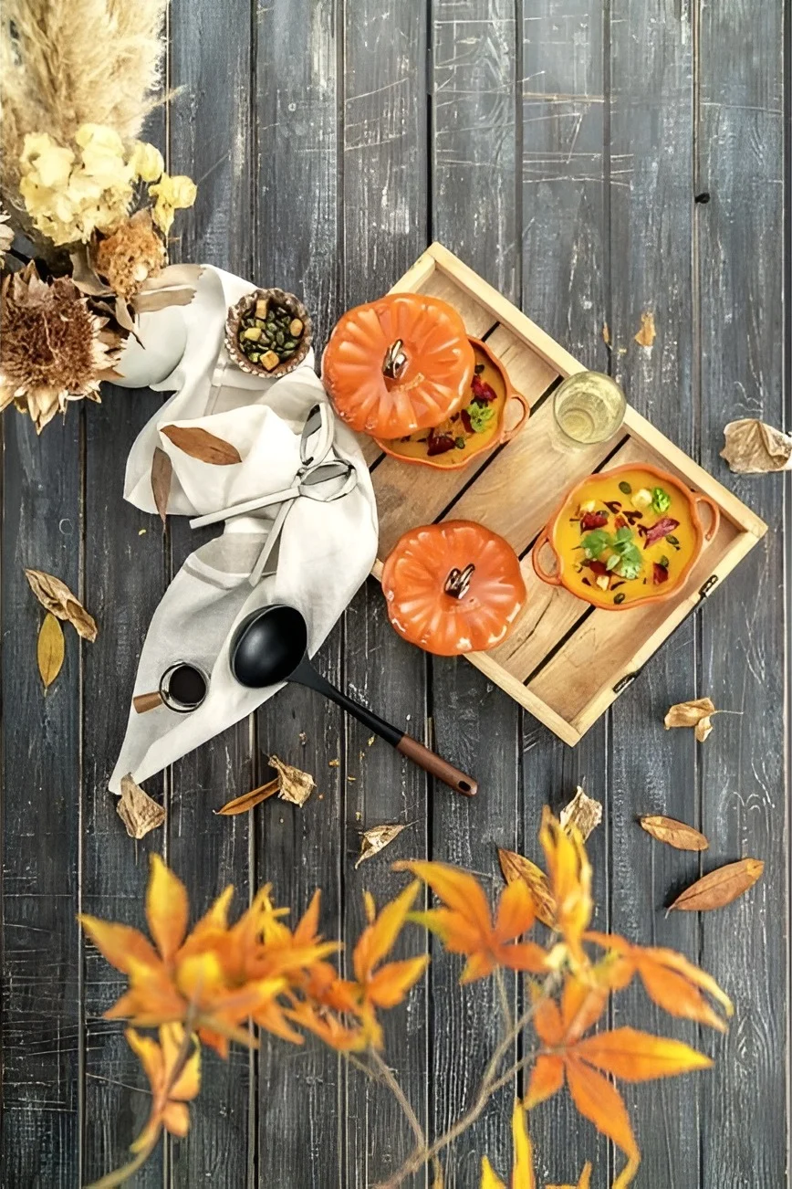 Syksyisessä To-Do listassa annamme sinulle paljon vinkkejä siitä, mitä voit tehdä tänä syksynä skandinaaviseen tyyliin - esimerkiksi tarjoilla kurpitsakeittoa Staubin kurpitsanmuotoisessa tarjoiluastiassa.