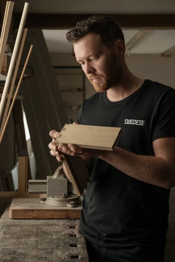 Mies valmistaa huonekaluja Swedesen huonekalutehtaassa Ruotsissa.