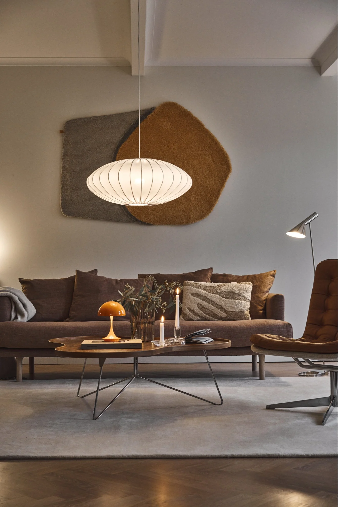 Lämmin sävyinen olohuone, joka esittelee vuoden 2026 sisustustrendejä.