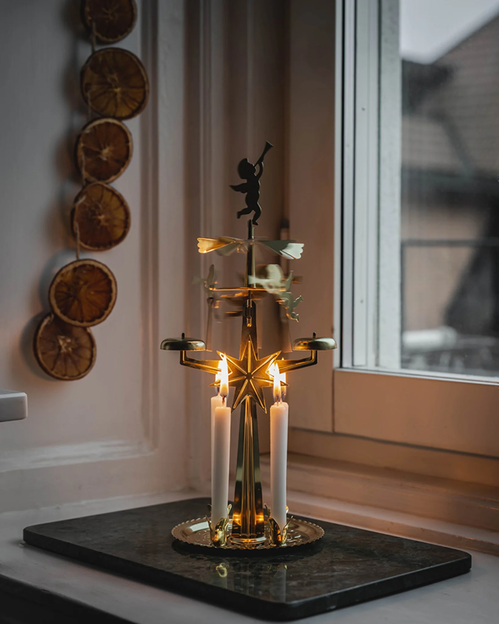 Ikkunalaudalla seisoo enkelikello – tyypillinen joulukoriste Ruotsissa.