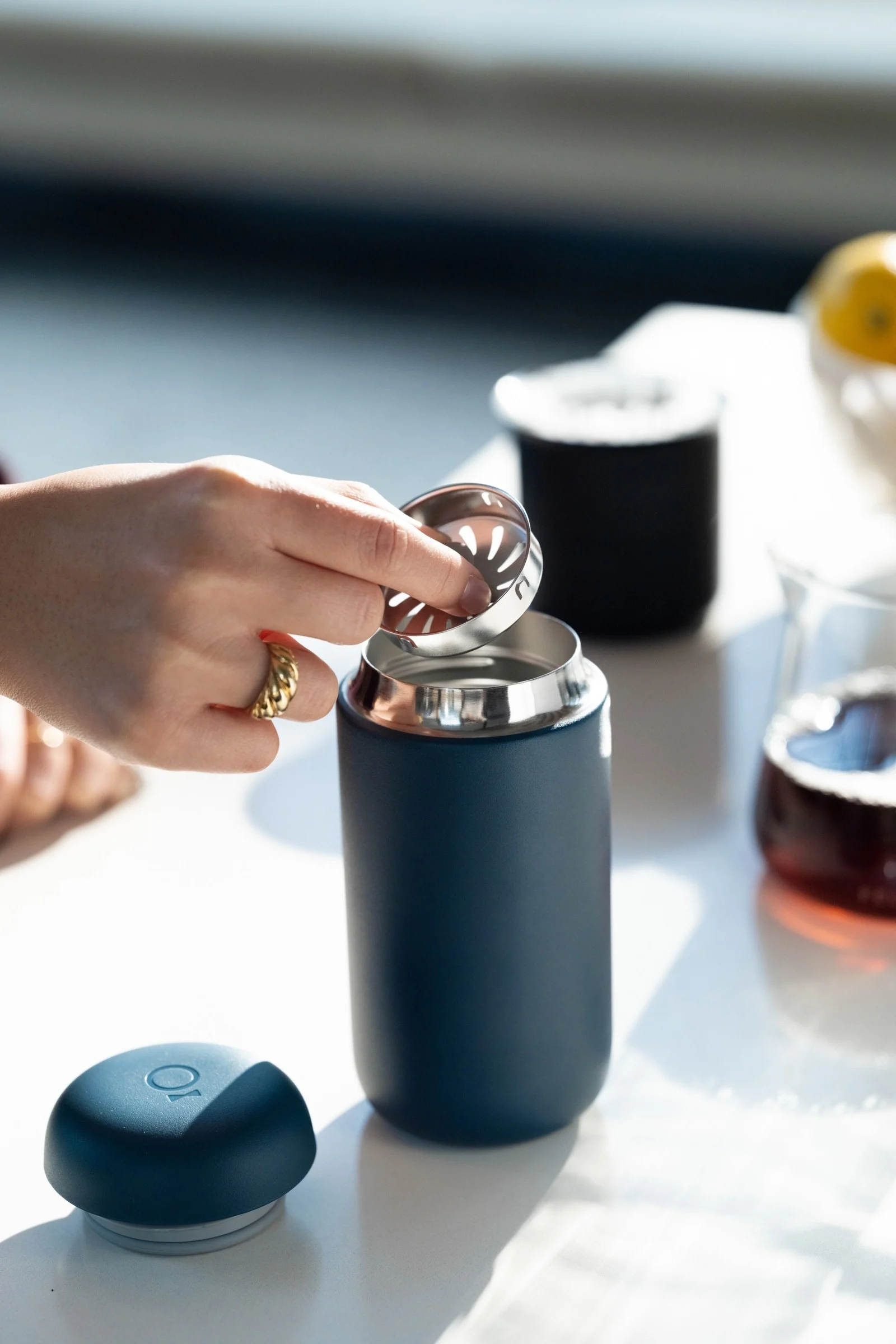 Ota kahvi mukaan – sinisellä Carter-termomukilla, joka on kuvassa keittiön pöydällä.