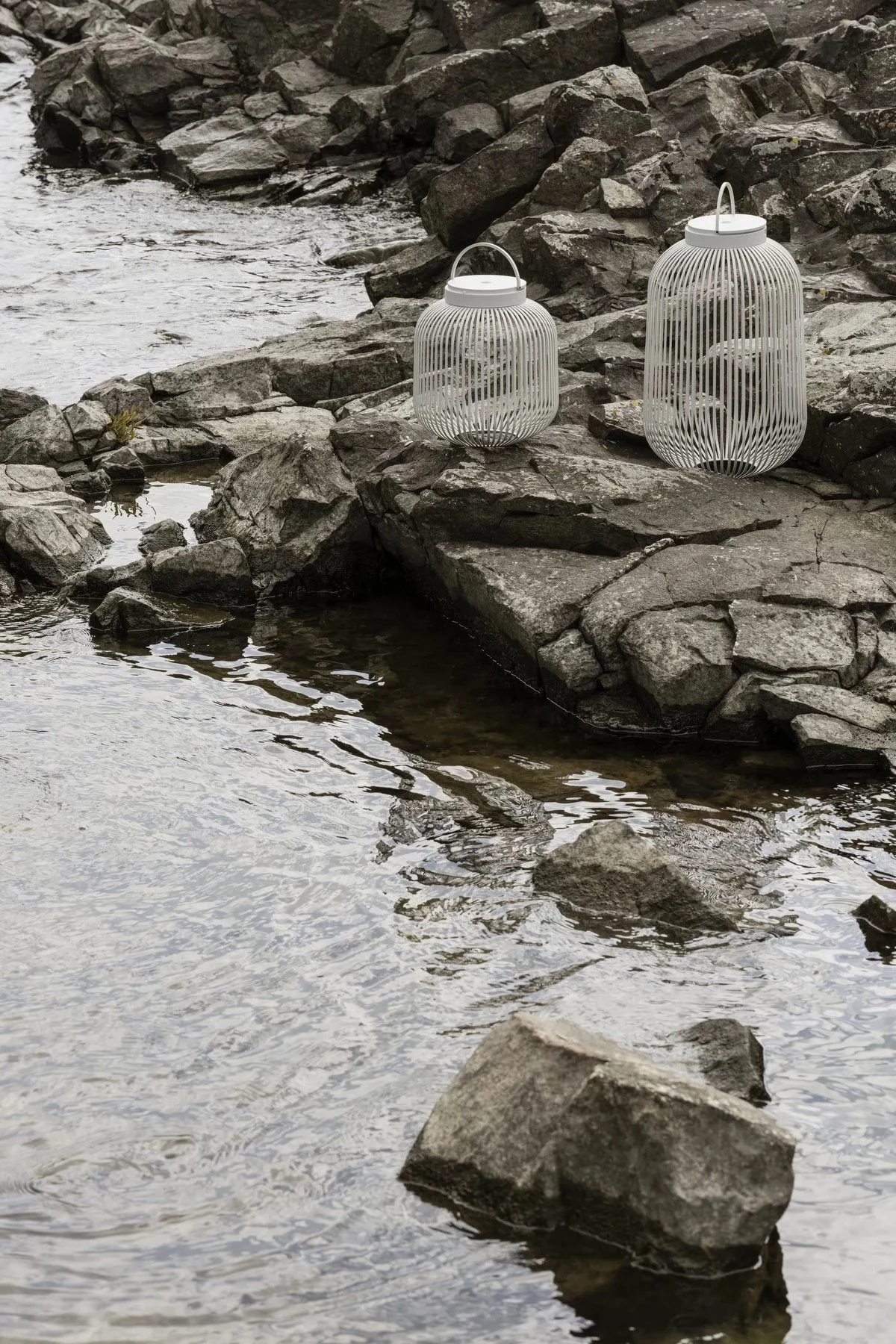 Lyhdyt ulkotiloihin - tässä näet Blomuksen Lito lyhdyn Nomadissa eri kokoisina eri eteisessä.