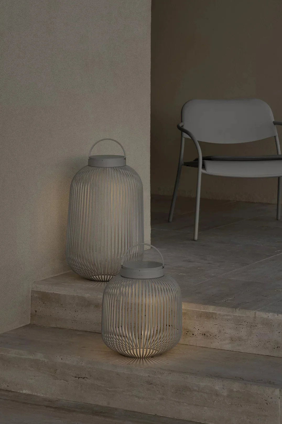 Lyhdyt ulkotiloihin - tässä näet Blomuksen Lito lyhdyn Nomadissa eri kokoisina eri eteisessä.