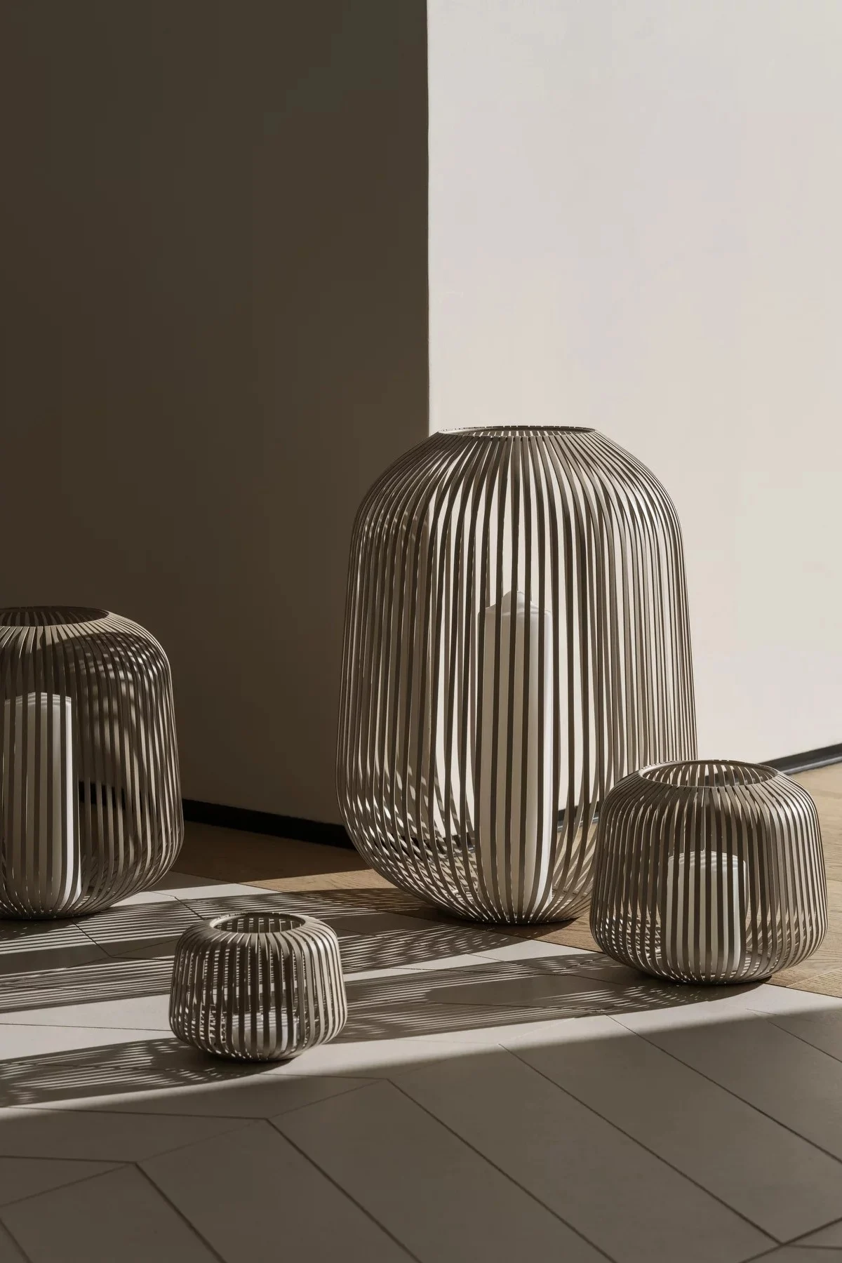 Lyhdyt ulkotiloihin - tässä näet Blomuksen Lito lyhdyn Nomadissa eri kokoisina eri eteisessä.