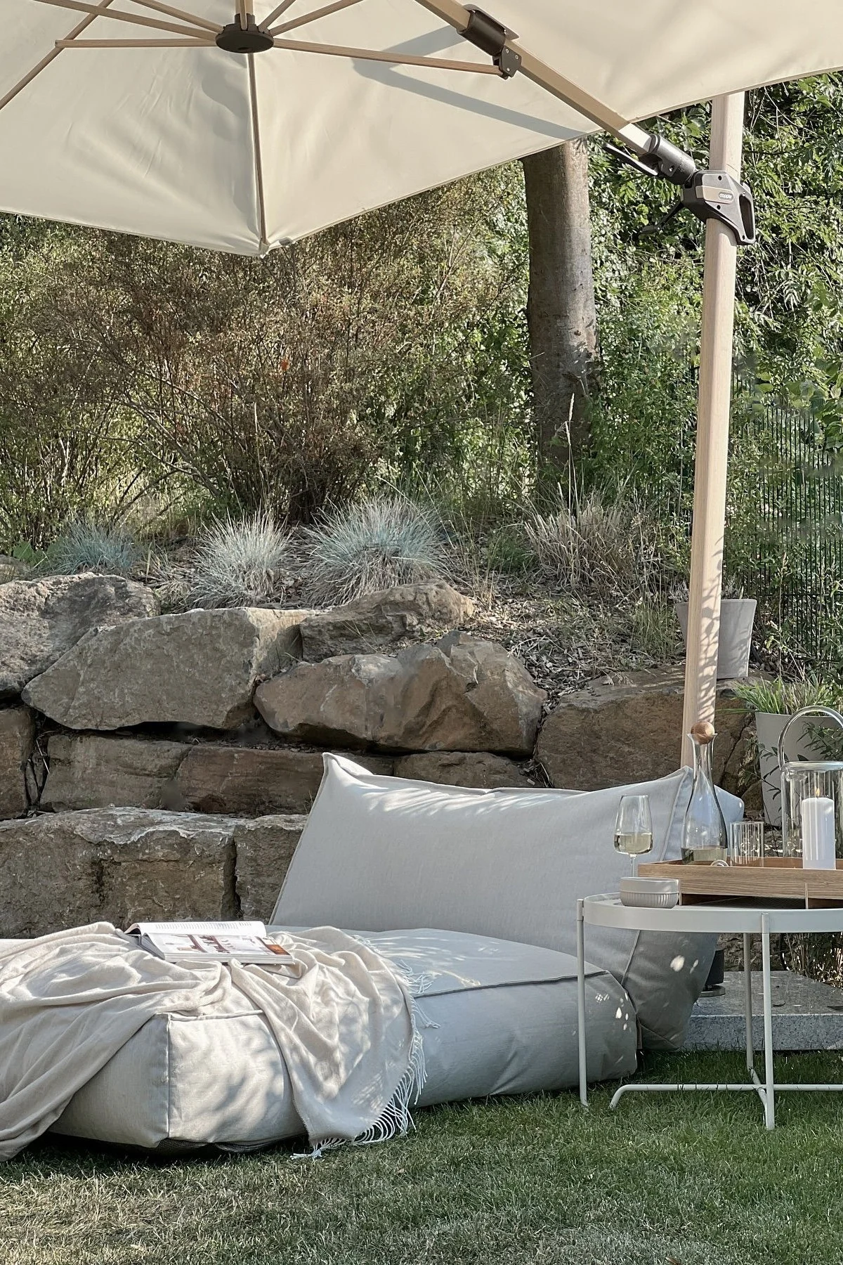 Vaikuttaja @zuhauselig on sisustanut puutarhaansa viihtyisän nurkkauksen Blomusin Stay Daybed -päivävuoteella ja on näin täysin ajan hermolla puutarhakalustetrendien suhteen.