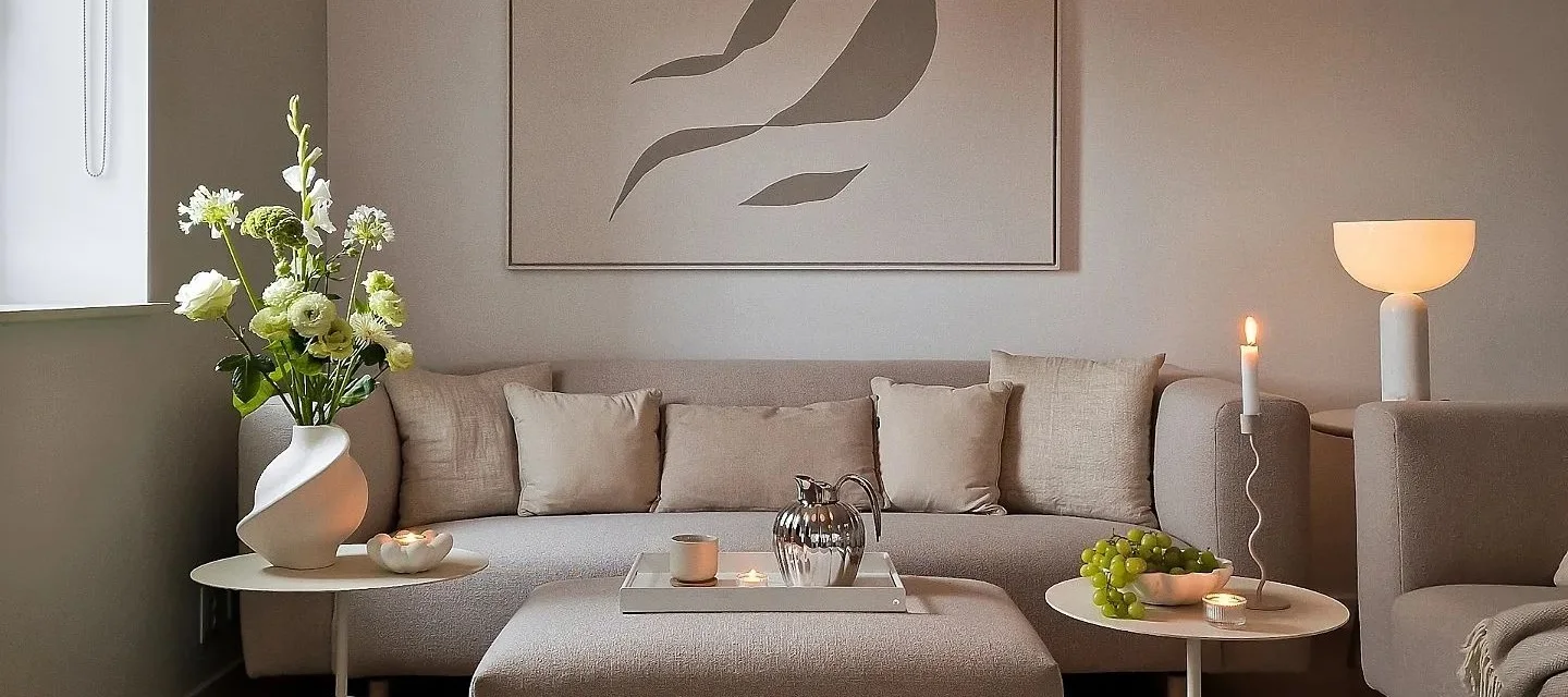 Luo viihtyisä hygge-olohuone kynttilöiden, neutraalien värien ja luonnonmateriaalien avulla. 