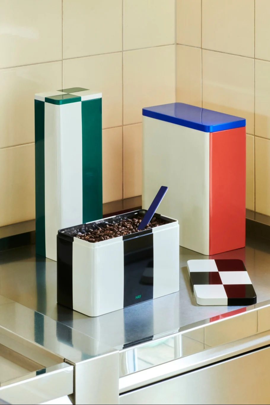 HAY:n värikkäillä kuviollisilla peltitölkeillä voit järjestää ruokakomerosi ja säilyttää esimerkiksi kahvia.