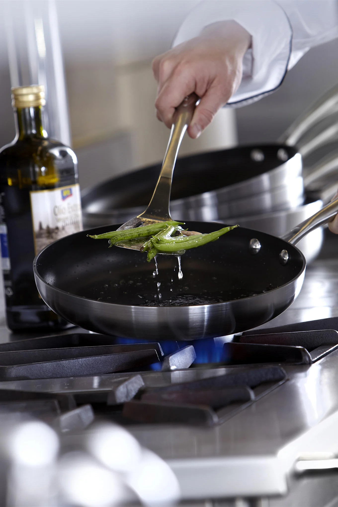 Fiskarsin Norden-valurautapannu pöydällä lihapullien ja puisen tarjoilulusikan kanssa, ihanteellinen joululahjaidea ruoan ystäville. 