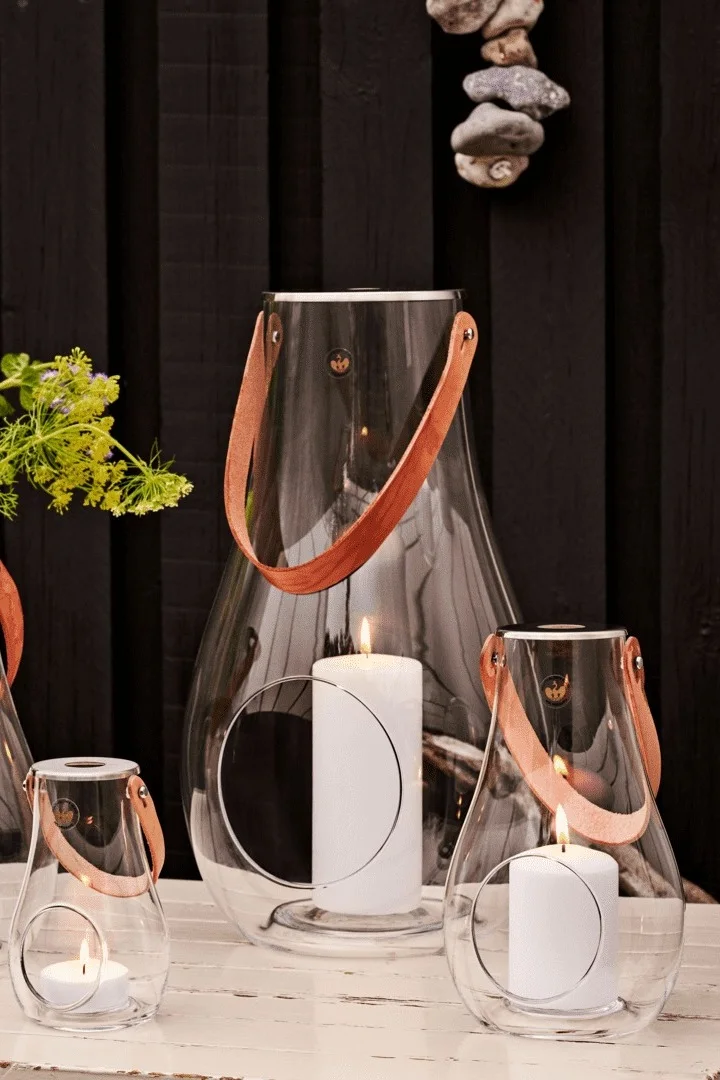 Ulkona käytettävät lyhdyt ja myrskylyhdyt kannattaa sijoittaa ryhmiin. Tässä näet Holmegaardin Design with Lights -lyhdyn eri kokoisina.