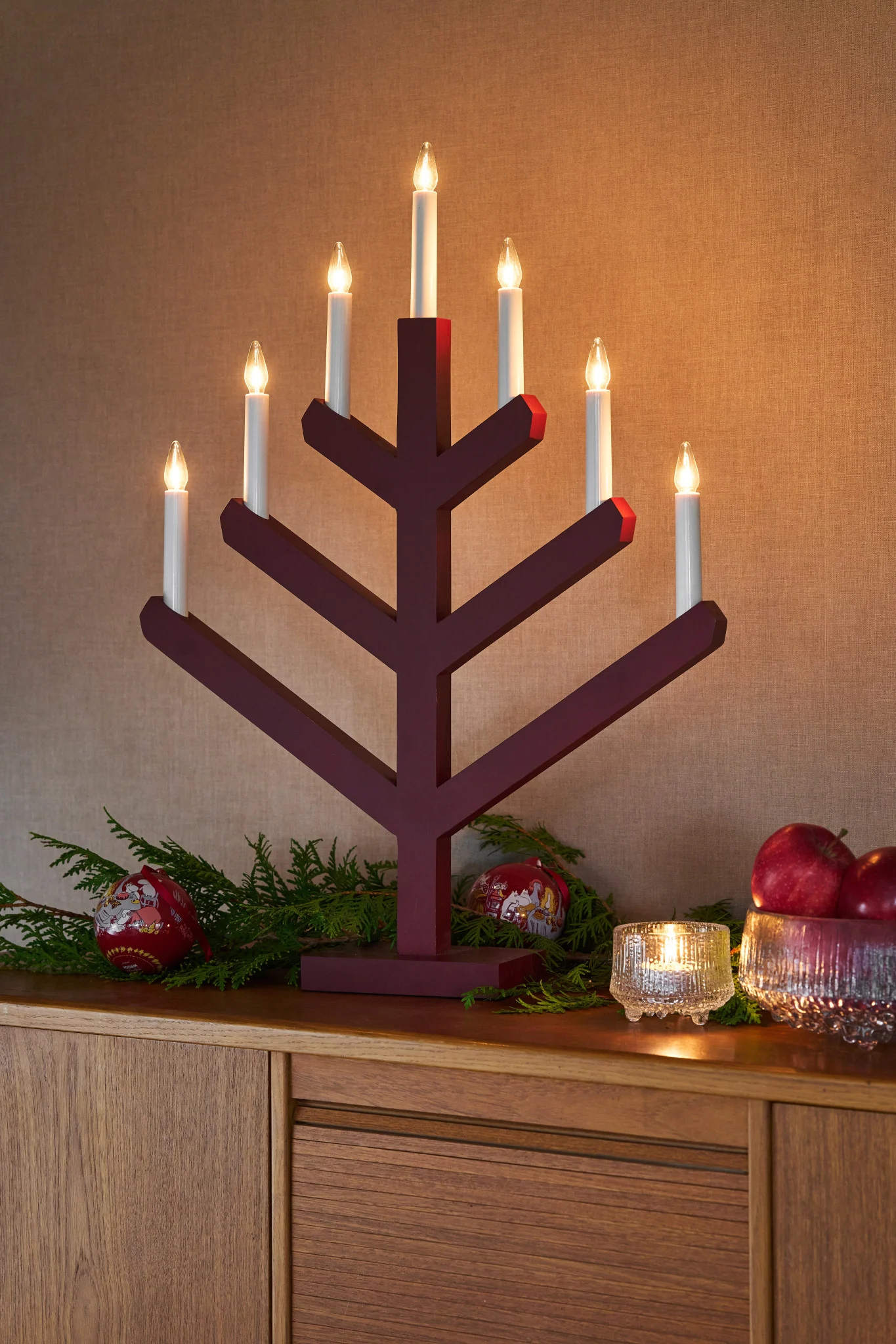 Scandi Livingin skandinaavinen adventtikynttilänjalka on paitsi hyvin perinteinen, myös upean jouluisen punainen.