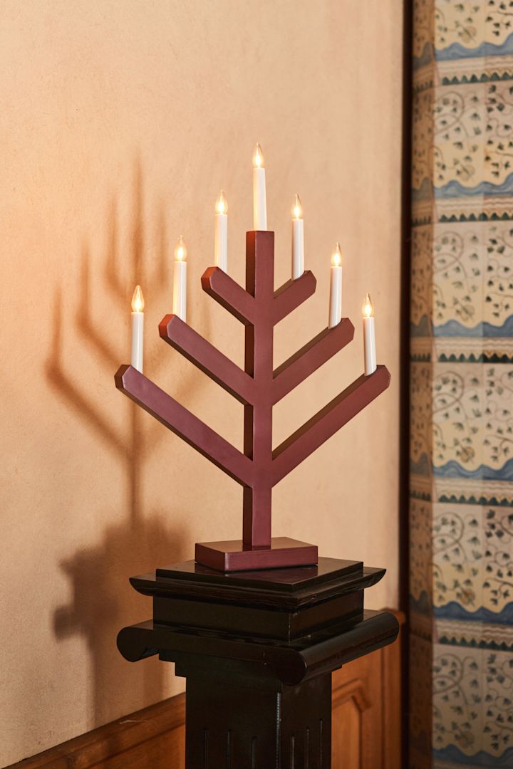 Scandi Livingin skandinaavinen adventtikynttelikkö on paitsi hyvin perinteinen, myös upean jouluisen punainen.