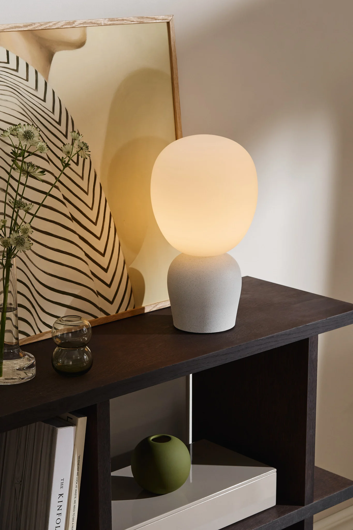 Käytä erilaisia valaisimia, kuten pöytä-, seinä- ja kattovalaisimia, ruokasalin valaisemiseen. Tässä näet Buddy-pöytävalaisimen, jossa on Belidin himmeä lasinen lampunvarjostin. 