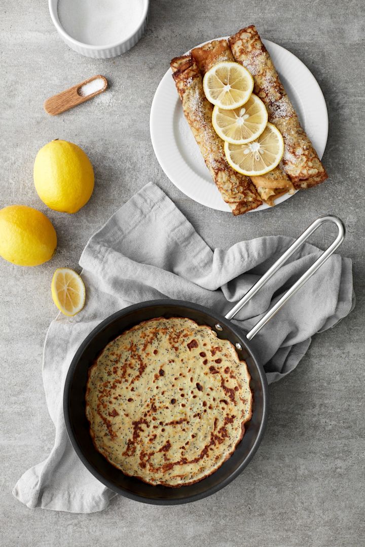 Tässä näet täydellisesti paistettuja pannukakkuja Eva Solon Eva Trio -ruostumattomasta teräksestä valmistetussa pannussa.