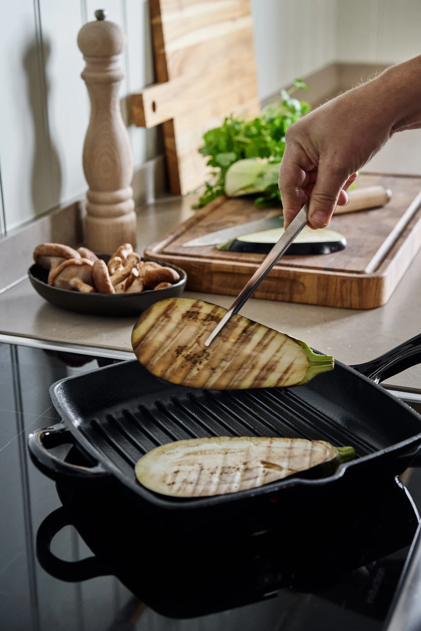 Kesäkurpitsaviipaleet paistetaan Nordwik-grillipannulla.