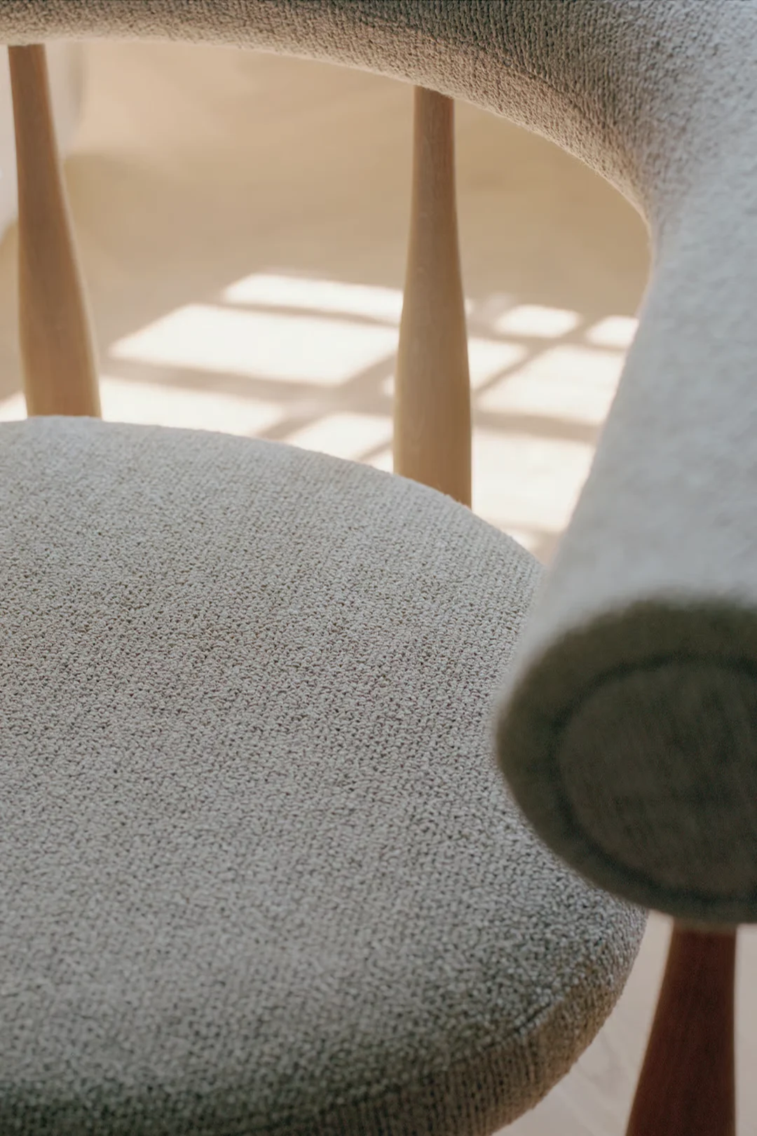 Lähikuva putkimaisesta tuolista, joka esittelee vuoden 2026 sisustussuuntauksia.