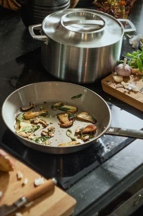 Syksyisessä to do -listassamme annamme sinulle paljon vinkkejä siitä, mitä voit tehdä skandinaavisesti tänä syksynä - esimerkiksi paistaa keräämiäsi sieniä Fiskarsin pannulla.