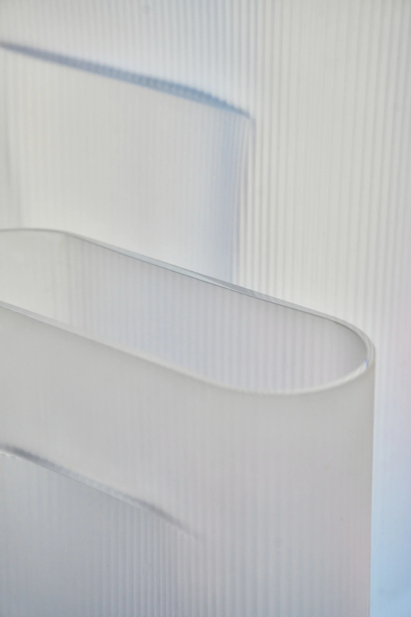 Tässä näet kaksi Muuton huurtuneesta lasista valmistettua Ridge-maljakkoa.