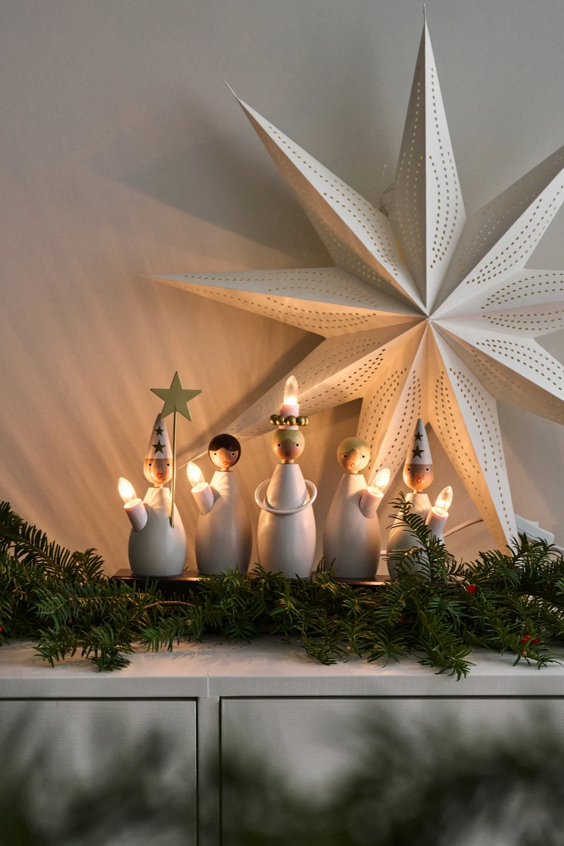 Skandinaavinen joulukoriste: Star Tradingin Lucia-kuoron adventtikynttiläjalka seisoo lipastolla ja tuo juhlavaa tunnelmaa jokaiseen huoneeseen.