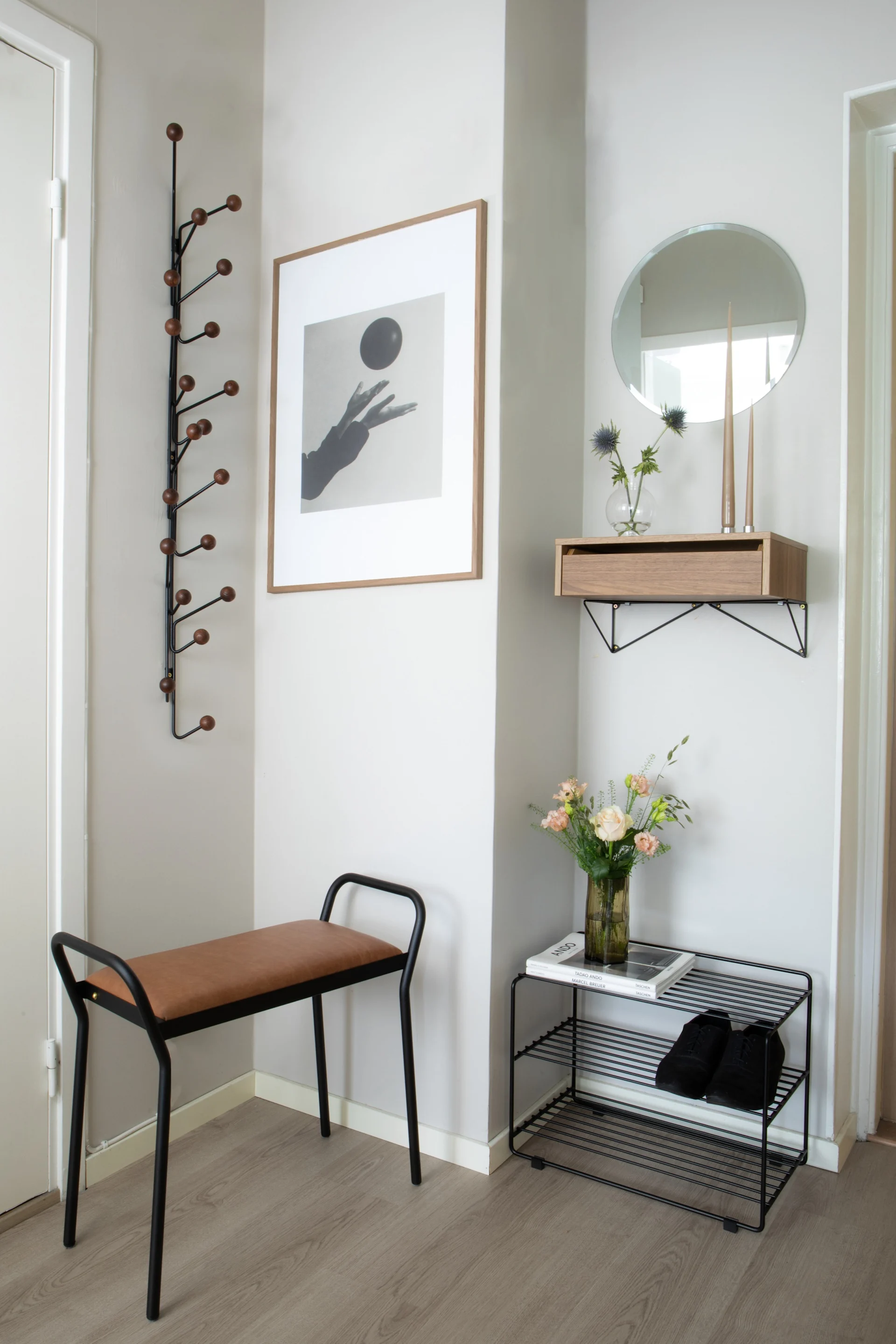 Miten sisustaa pieni eteinen - inspiraatiota avoimeen vaatekaappiin ja yhdistettyyn kenkä- ja hattuhyllyyn, jotka tekevät eteisestä järjestelmällisemmän.