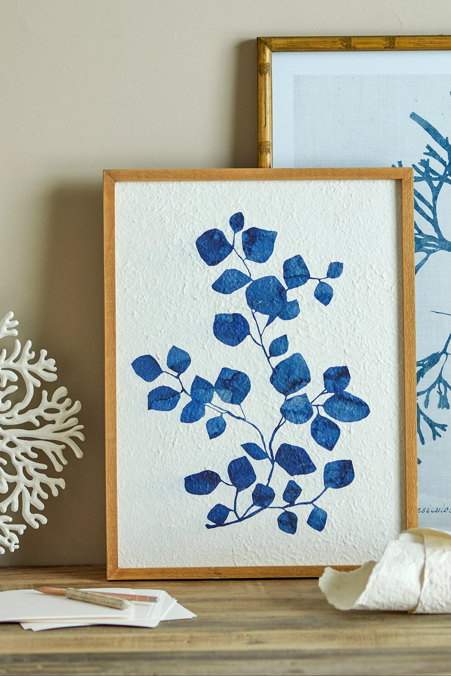 Bloomingvillen sininen Gunnvor-kuva puukehyksessä seisoo lipastolla ja on täydellinen boho-sisustus.