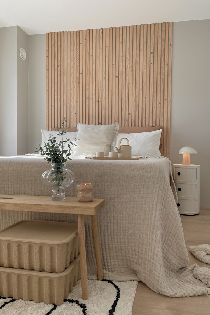 Skandinavinen Feng Shui -makuuhuone beigeissä sävyissä, jossa on paljon tekstiilejä @our_home_livingiltä.