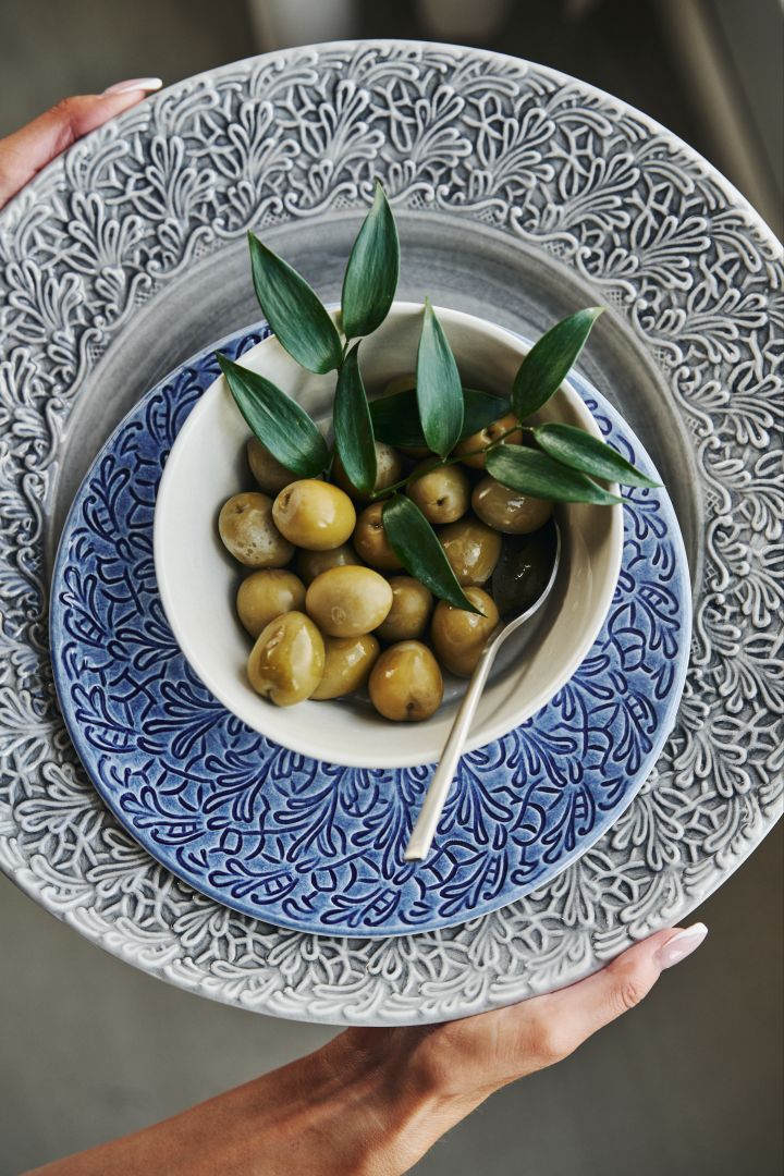Mateuksen Lace-sarjan harmaat ja siniset lautaset, jotka tuovat mieleen Välimeren.  