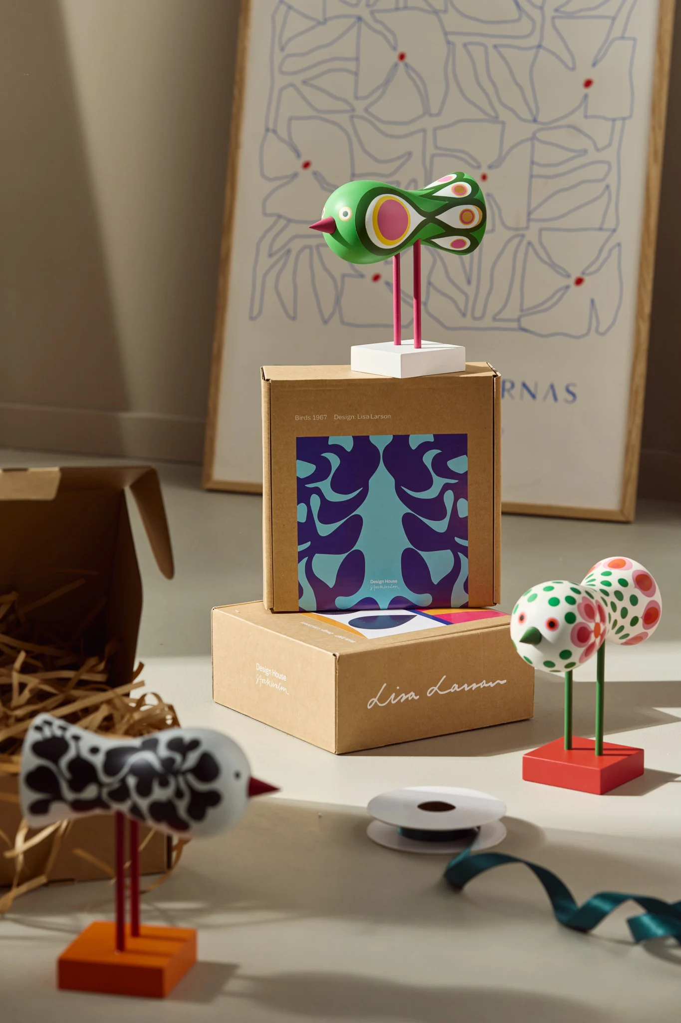 Anna äitienpäivälahjaksi Kay Bojesenin söpö apina, joka on tässä kuvassa roikkuu mustassa maljakossa, jossa on valkoisia tulppaaneja, Ferm Livingin Flow-mukin vieressä @despina2024:n kodissa.