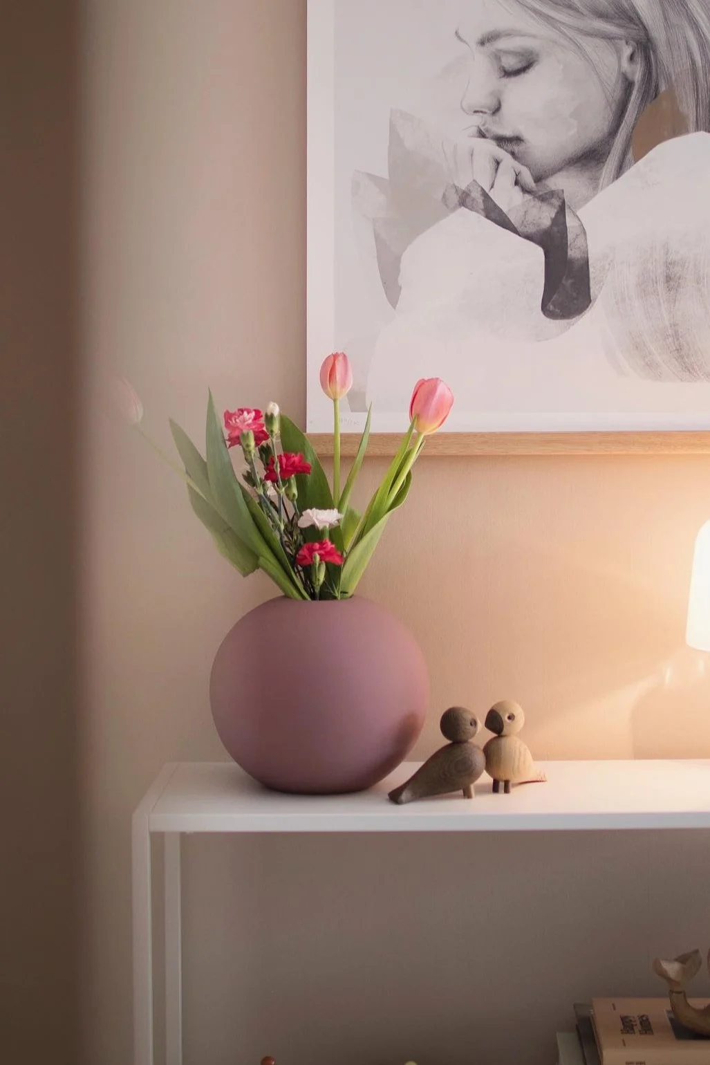 Kay Bojesenin Lovebirds-linnut, jotka seisovat tässä hyllyllä, ovat täydellinen lahja ystävänpäiväksi.