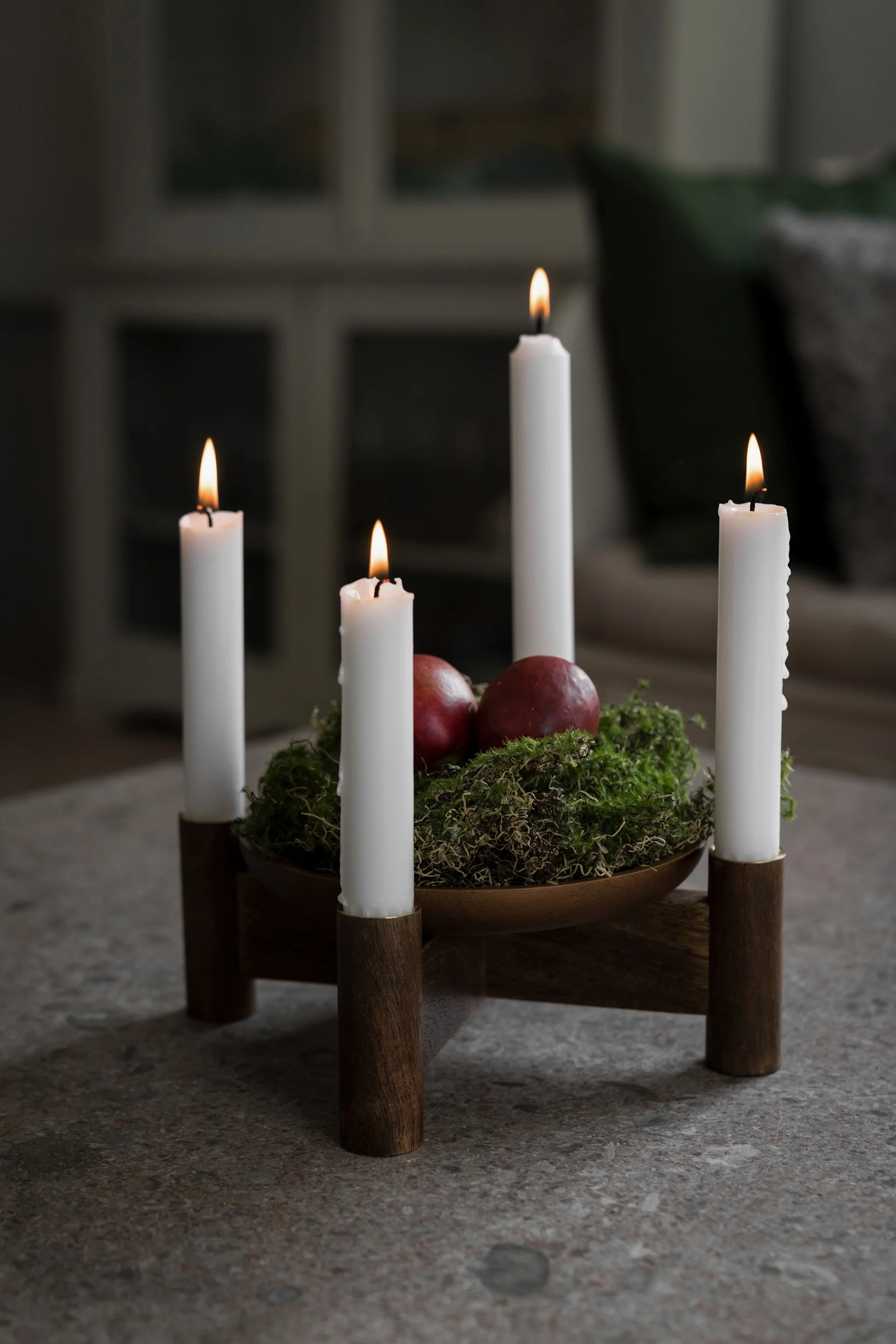 Skandinaaviset adventtikynttilänjalat kuuluvat jouluun. Tässä on joulukoristeltu Ernst-adventtikynttilänjalka pöydällä.