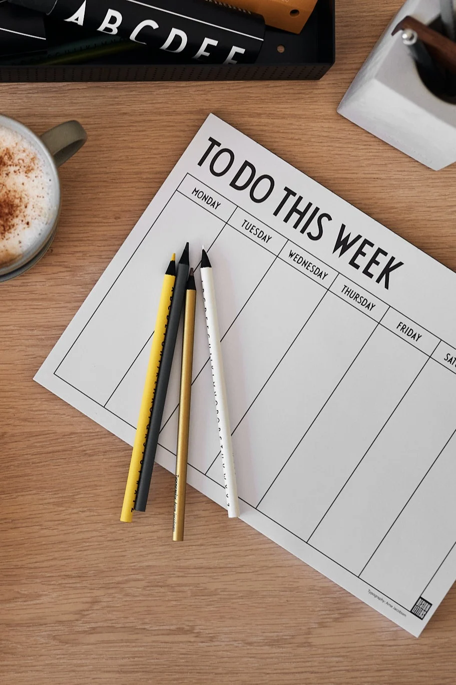 Pienen kotitoimiston sisustaminen: Sisusta pieni kotitoimistosi käytännöllisillä yksityiskohdilla, kuten Design Lettersin viikkosuunnitelmalla. 