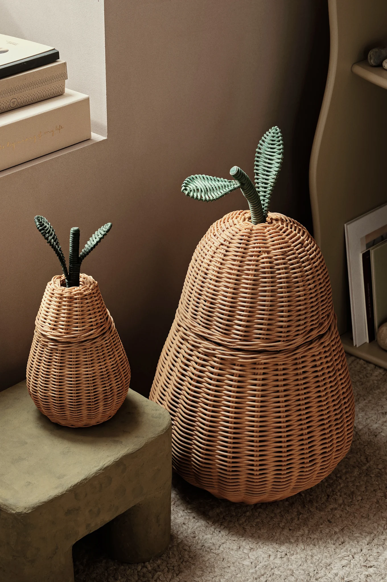 Käytännöllinen säilytys ja leikkisä muotoilu ovat ihanteellinen ratkaisu lastenhuoneeseen. Tässä näet ferm livingin Pear-säilytyskorit, jotka on valmistettu miellyttävästä pajuista. 