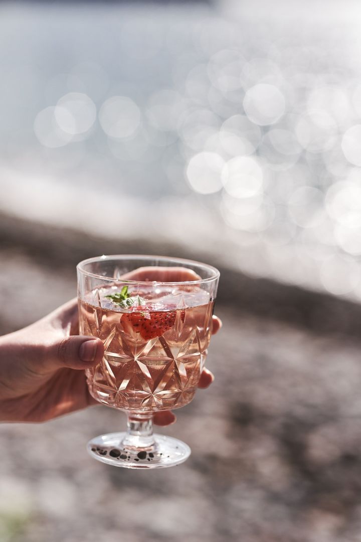 Sagaform piknik-lasi muovista täynnä virkistävää alkoholitonta sangriaa. 
