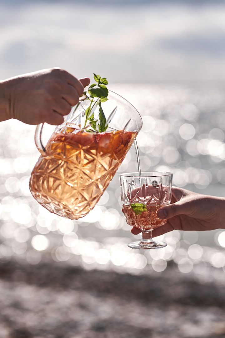 Sagaform piknik-lasi muovista täynnä virkistävää alkoholitonta sangriaa. 