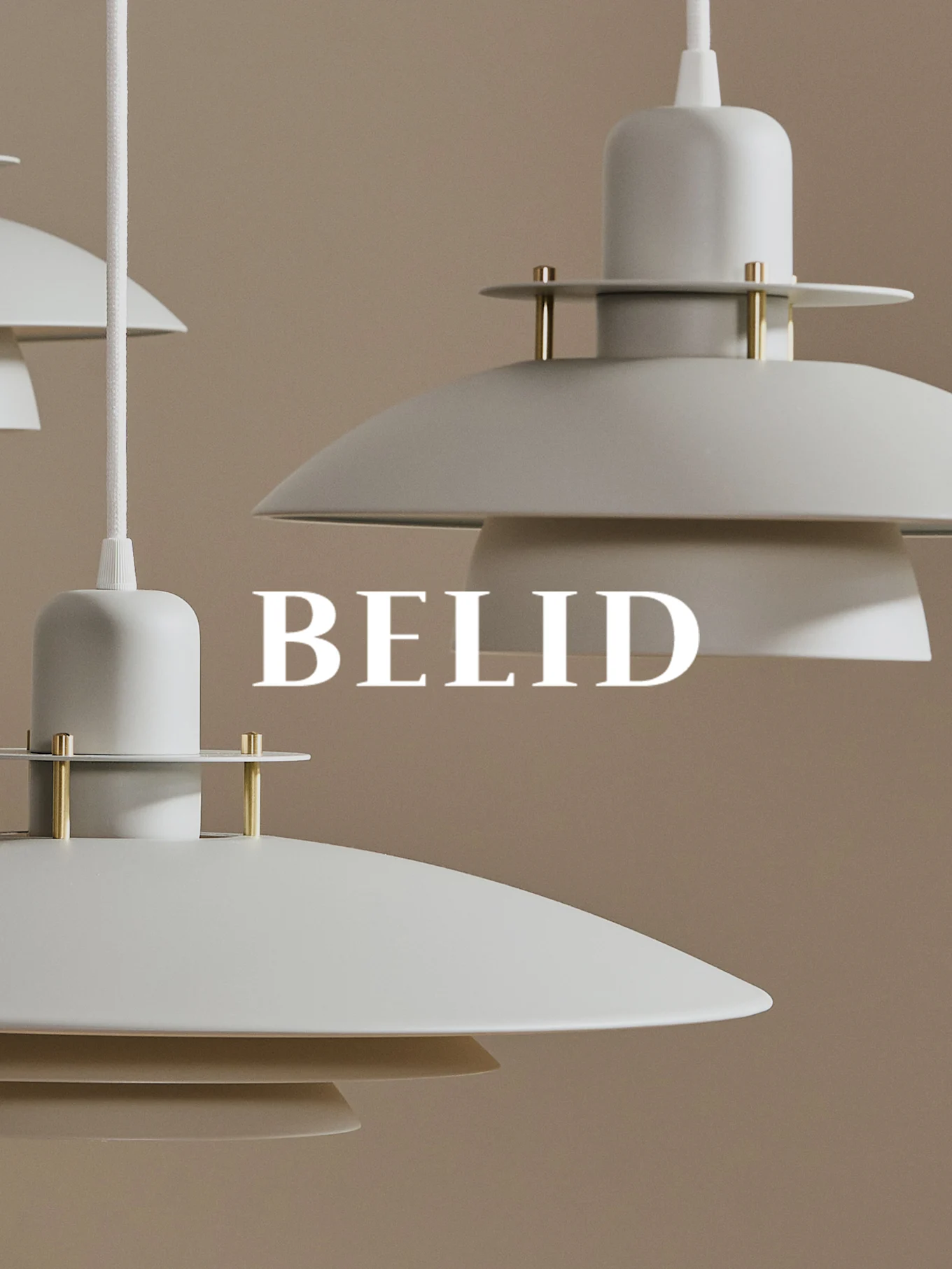Valkoiset kerrokselliset riippuvalaisimet messinkiyksityiskohdilla beigenväristä taustaa vasten. Teksti 'BELID' on päällekkäin.