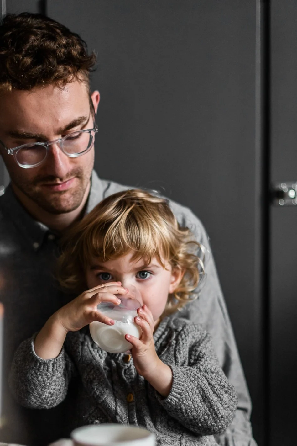 Viihtyisä aamiainen isänpäivänä Scandi Livingin valkoisella kahvikupilla. 