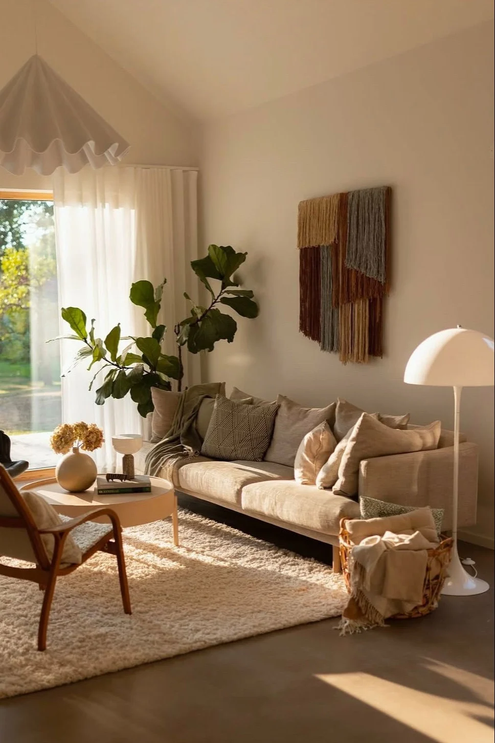 Boho-tyylinen sisustus olohuoneessa: Tintedin Tham-seinäkoriste roikkuu @applauddenin olohuoneessa.